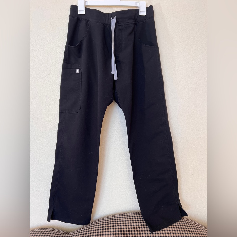 Figs Women’s Cargo Scrub Pants in black